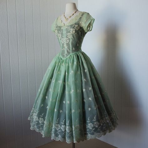 Stunning vintage dress Green Vintage Dress Aesthetic, Green Dress Aesthetic Vintage, Green Princess Dress Aesthetic, Fairy Green Dress, Green Cottagecore Dress, Formal Vintage Dresses, Cottagecore Formal, Vintage Dress Aesthetic, Vintage Cottagecore Dress