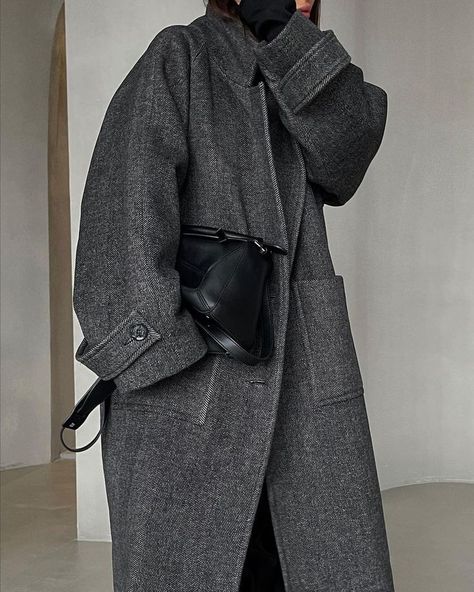 Autumn Styles, Gray Outfits, Long Coat Outfit, Form Style, Aesthetic Street, 2024 Aesthetic, Fashion Design Books, Fall Fashion Coats, Womens Style