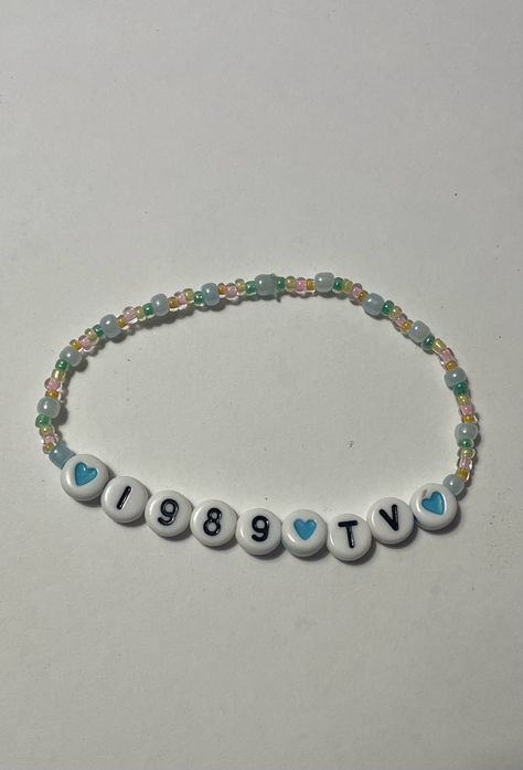 #1989 #1989taylorsversion #1989tv #taylorswift #erastour #friendshipbracelets #tay 1989 Accessories, 1989 Tv, Travel Camera, Jewelry Diy, Eras Tour, Friendship Bracelet, Cool Kids, Friendship Bracelets, Queen