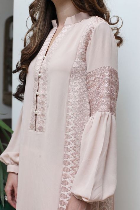 Kurti Sleeves Design, New Kurti Designs, New Blouse Designs, Kurti Designs Latest, Long Kurti Designs, Pakistani Dresses Casual, Salwar Kamiz, Dress Neck Designs, Kurti Neck Designs