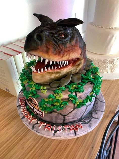 Carnotaurus sculpture by tvbhouston 3d T Rex Cake, Dinosaur Head Cake, Dort Dinosaurus, 28th Birthday Cake, T Rex Cake, Bd Cake, Making Cupcakes, Oreo Buttercream, Dino Cake