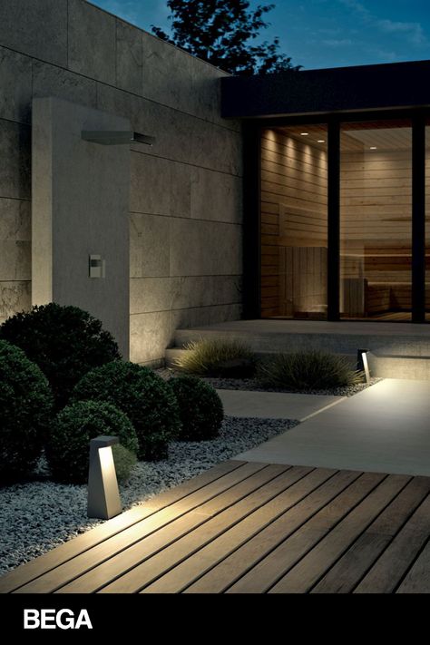 Solar Powered Outdoor Lights, تصميم للمنزل العصري, Modern Outdoor Lighting, Outdoor Gardens Design, Hus Inspiration, Design Exterior, Decor Minimalist, Modern Landscaping, Landscape Lighting