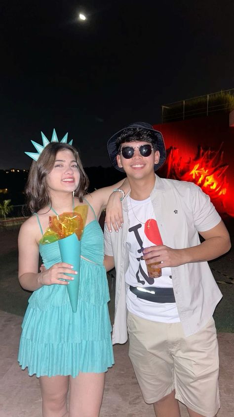 #halloween #costume #couplehalloweencostumes #coupleshalloweencostumeideas #barbie #oppenheimer Statue Of Liberty Costume Couple, Statue Of Liberty And Tourist Costume, Nick Core, Statue Of Liberty Costume, Tourist Costume, Ideas Disfraz, Funny Couple Costumes, Unique Couple Halloween Costumes, Top Halloween Costumes