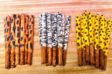 Jungle Pretzel Rods, Safari Pretzel Rods, Safari Pretzel Sticks, Safari Baby Shower Food Ideas, Safari Themed Food, Safari Party Food Ideas, Pretzel Rods Dipped, Pretzel Ideas, Wild Kratts Birthday Party