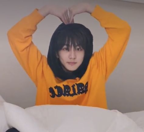 jungwon making a heart with his arms on a weverse live from enhypen Jungwon Orange Hoodie, Jungwon Holding A Sign, Jungwon Bf Pics, Jungwon Sunglasses, Jungwon Heart Pose, Jungwon Aegyo, Jungwon Killer Smile, Jungwon Cute Pics, Funny Jungwon