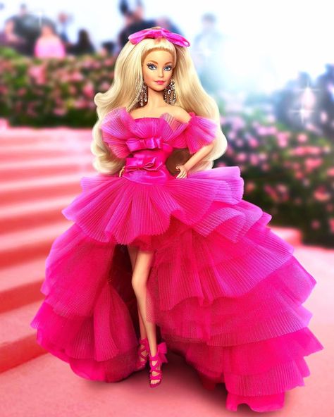 Tatae Thananchai on Instagram: “✨🎀💖 Barbie Pink collection 2021 Pink Premiere 💖🎀✨ Wowww my first sillkstone Barbie dolls in my collection she’s so gorgeous oh my gosh!. I…” Barbie Pink Dress Gowns, Prom Barbie, Designer Barbie, Barbie Pink Dress, Glamour Dolls, Barbie Dress Fashion, Barbie Gowns, Pink Barbie, Just Saying