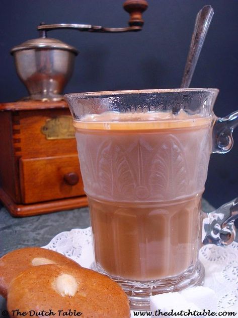 Netherlands - koffie verkeerd Netherlands Recipes, Dutch Food Recipes, Traditional Dutch Recipes, Dutch Coffee, Dutch Cuisine, Dutch Kitchen, Single Cookie, Dutch Food, Danish Food