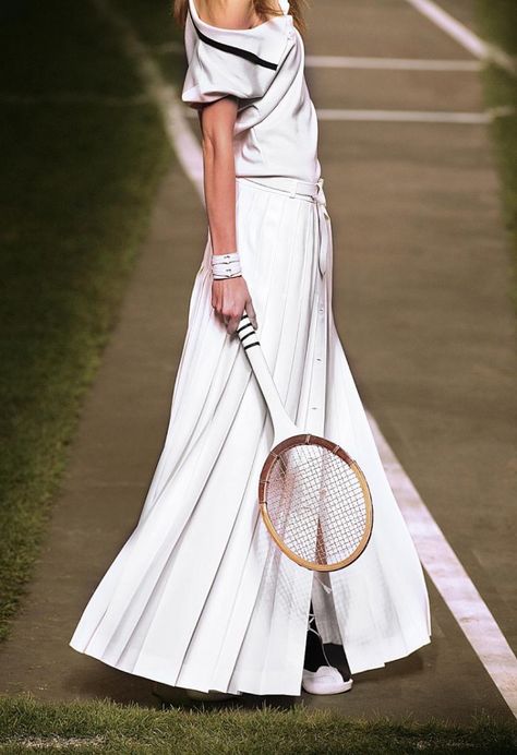 #chic #Tennis #padel #sportstyle Hermes Summer, Suzanne Lenglen, Sport Luxe, Wimbledon Fashion, Tennis Whites, Tennis Event, Winter Moon, Vintage Tennis, Tennis Fashion