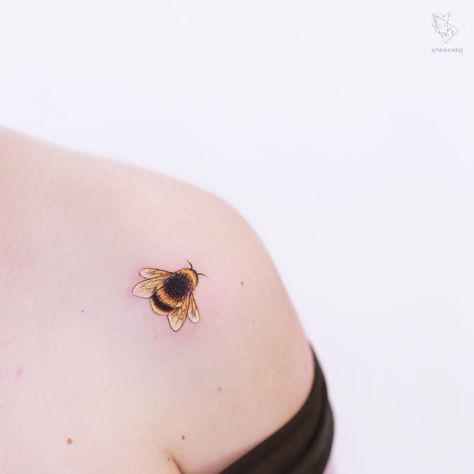 Bee Tattoo Cute, Bumblebee Tattoo, Mens Body Tattoos, Bee Tattoos, Borboleta Tattoo, Rare Tattoos, Bumble Bee Tattoo, Behind Ear Tattoos, Minimal Tattoo Design