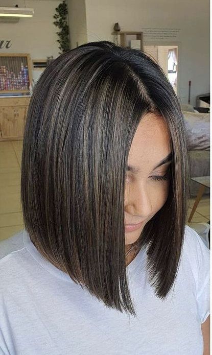 Black Short Hair With Highlights, Bob Lowlights, Short Hair Lowlights, Rayos En El Cabello Oscuro, Bob Cut With Highlights, Micro Highlights On Dark Hair, Brown Hair With Subtle Highlights, Brown Hair Trends, Long Hair Highlights