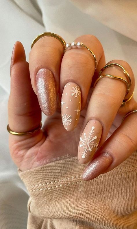 Nude And Gold Christmas Nails, Sweater Nails Almond Shape, Christmas Nails Beige, White And Gold Winter Nails, Tan Christmas Nails, Nude Snowflake Nails, Beige Christmas Nails, Christmas Nude Nails, Nude Holiday Nails