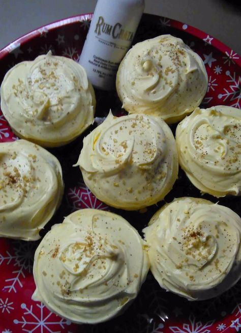 Recipe Photo Drinks With Rum Chata, Christmas Drinks With Rum, Drinks With Rum, Rumchata Cupcakes, Rumchata Drinks, Moist Cupcake Recipes, Boozy Food, Drunken Desserts, Boozy Cakes