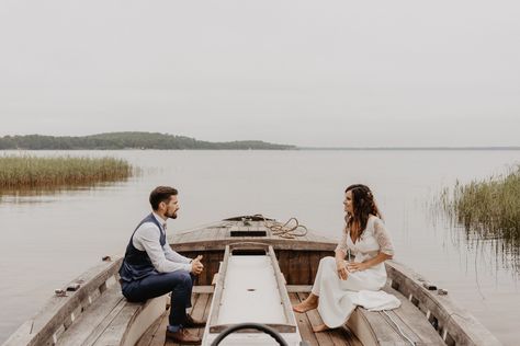 Photographie de jeunes mariés face à face dans une barque lors de leur séance mariage au lac de Lacanau, proche de Bordeaux. Photo Couple, Belle Photo, Bordeaux, Wedding Photos, Portfolio, Film