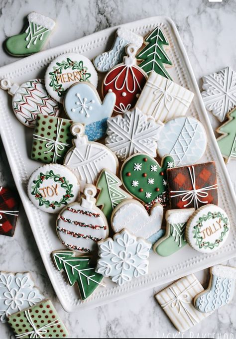 Sugar Cookie Present Design, Present Christmas Cookies, Christmas Cookie Icing Colors, Christmas Cookies Decorated Ornament, Beginner Royal Icing Cookies Christmas, Christmas Light Cookies Decorated, Stocking Royal Icing Cookies, Royal Icing Snowflake Cookies, Royal Icing Christmas Tree Cookies