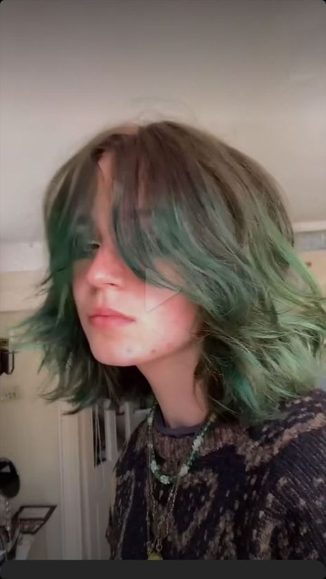 Dark Green Hairstyles, Wolfcut Short Dyed, Brown Hair Green Underneath, Short Green Hair Aesthetic, Wolfcut Hair Dye, Hair Dye For Short Hair, Dark Green Hair Aesthetic, Dyed Wolfcut, Dark Green Hair Color