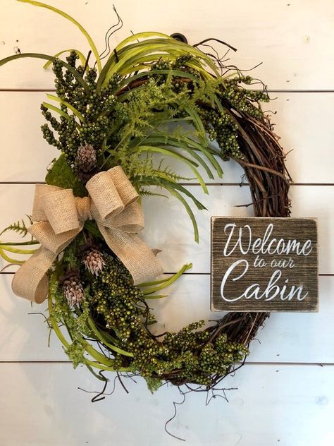 Cabin Wreath Ideas, Cabin Mantle, Cabin Decorations, Cabin Wreath, Country Primitive Decor, Adirondack Style, Entry Ways, Wreath Rustic, Camp Style