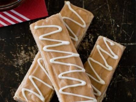 Glazed Apple Butter Shortbread Bars Apple Butter Uses, Cold Apple Cider, Butter Shortbread Cookies, Butter Shortbread, Apple Glaze, Apple Treat, Cookie Sticks, Shortbread Bars, Crumble Bars