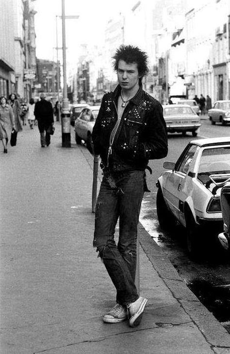 Punk Style 70s, Punk Outfits Men, Punk Fashion Men, Cultura Punk, 90s Punk, Estilo Punk Rock, 70s Punk, British Punk, Estilo Cholo