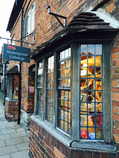 Shakespeare's Gift Shop, Stratford-upon-Avon - By Kate Stratford Upon Avon Aesthetic, Coventry Blitz, Dragons Flying, Street Scape, Coventry England, London Vibes, Uk Trip, London Trip, Stratford Upon Avon