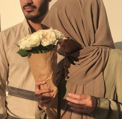 Couples Flowers, Cute Couple Video, Family Islam, Iphone Love, Couple Status, Lovecore Aesthetic, Muslim Couple Photography, Muslim Couple, Classy Couple