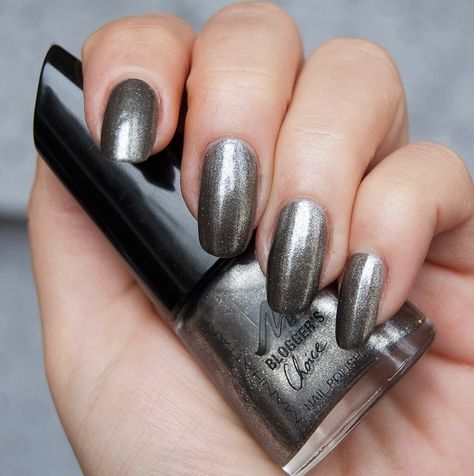 manhattan "urban diva" - dark silver shimmer | #nail polish / lacquer / vernis, swatch / manicure Silver Shimmer Nails, Dark Silver Nails, Shimmer Nail Polish, Nail Shimmer, Dark Nails, Silver Nails, Current Mood, French Manicure, Let's Talk