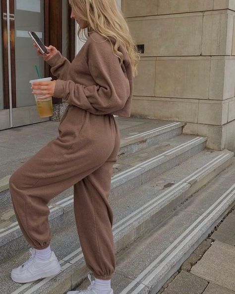 KASELA on Instagram: “can’t talk right now, @jessicaattfieldd 🤎 // wearing our brown fleece tracksuit ✨” Jogging Pants Outfit Sweatpants, Brown Tracksuit, Oversized Tracksuit, Leisure Suit, Pocket Hoodie, Athleisure Outfits, Pullover Sweatshirts, Casual Sweatshirt, Pants Outfit