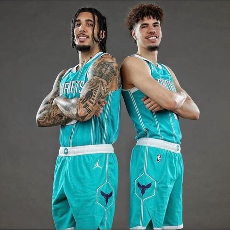 Picture of LiAngelo and Lamelo Ball in their Charlotte Hornets outfit? Beard Taper, Ball Brothers, Liangelo Ball, Lamelo Ball, Younger Brother, Charlotte Hornets, Hornet, Nba, Basketball