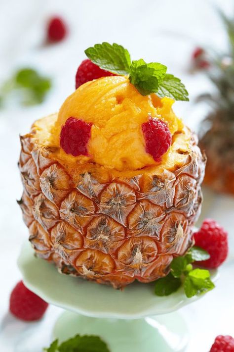 Pineapple Food, Cheap Party Food, Ice Cream Fruit, Decorações Com Comidas, Fruit Ice Cream, Fruit Ice, Party Food Platters, Nyc Food, Food Platters