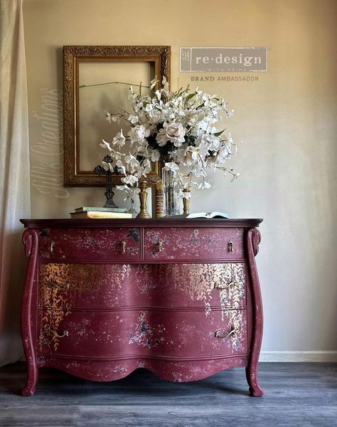 𝙹𝙸𝙻𝙻’𝚂 𝙲𝚁𝙴𝙰𝚃𝙸𝙾𝙽𝚂 Foil Decor, Decoupage Jars, Turned Art, Gold Foil Design, Redesign With Prima, Diy Furniture Renovation, Gold Interior, Furniture Renovation, Chalk Paint Furniture