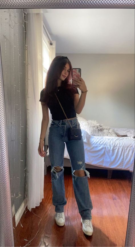 Blue Ripped Jeans Outfit, Black Shirt With Jeans, Teen Outfits For School, Black Jeans Outfit Spring, Dark Washed Jeans Outfit, Jeans And Crop Top Outfit, Dark Blue Jeans Outfit, Outfit Mom Jeans, Jean Top Outfits