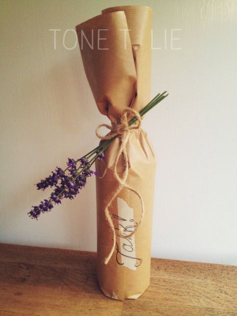 Wine bottle gift wrap; brown kraft paper, twine, masking tape and fresh lavender. Handwritten message over the masking tape. Bottle Wrapping Ideas, Wine Bottle Gift Wrapping, Wine Bag Diy, Wine Bottles Gift Wrap, Wine Gift Wrapping, Wine Pull, Bottle Gift Wrapping, Phone Craft, Newspaper Gift