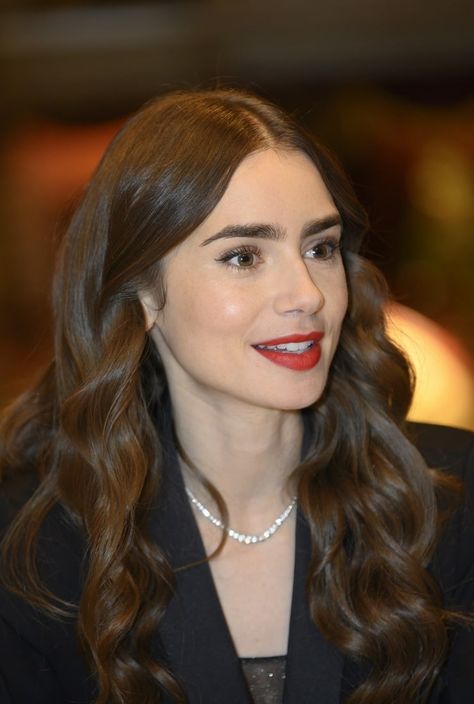 Lily Collins Color Palette, Lily Collins Makeup, Emily In Paris Lily Collins, Slicked Back Hairstyles, Lily Collins Hair, Lily Collins Style, Honey Brown Hair, Hairstyles For Layered Hair, Greasy Hair Hairstyles