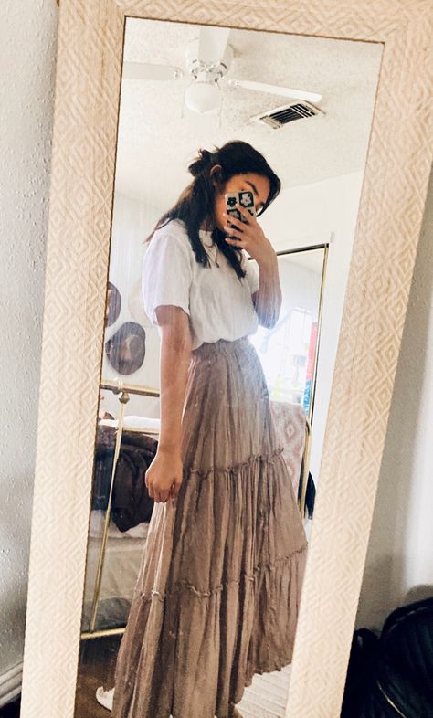 Thanksgiving Long Skirt Outfit, Summer Outfit Maxi Skirt, Italy Skirt Outfit, Layered Flowy Outfits, Brown Maxi Skirt Outfit Summer, Long Layered Skirt Outfit, Flowy Spring Outfits, Flowy Long Skirt Outfit, Tan Long Skirt Outfit