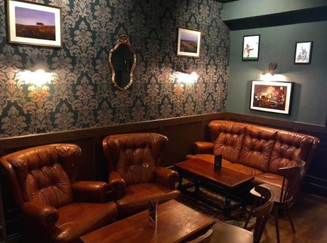 Pub à Toulouse : nos spots irlandais, écossais, anglais - Grizette ©Seven Sisters Speakeasy Decor, Whiskey Lounge, American Legion, British Pub, Bar Interior Design, Seven Sisters, Pub Signs, Bar Interior, Irish Pub