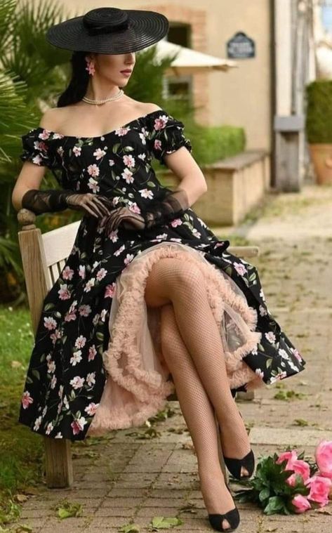 1950s Pin Up Girl, Classy Vintage Outfits, Housewife Dress, 1950s Fashion Dresses, Hollywood Costume, Feminine Elegance, Female Transformation, 20th Century Fashion, Military Ball