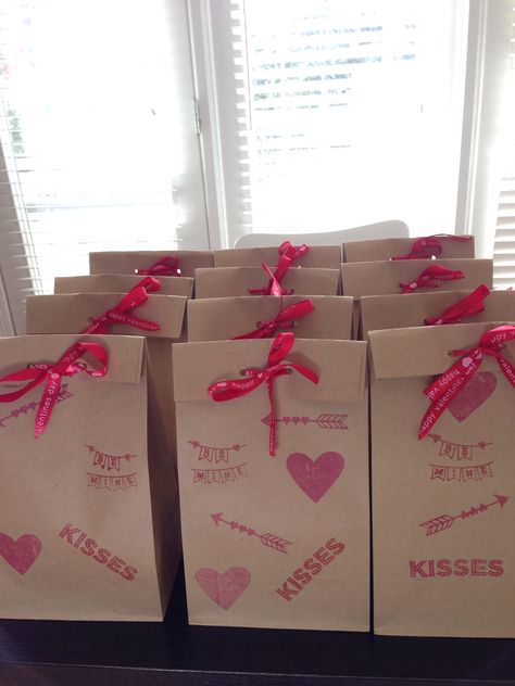 Valentines day treat bags 2014 Classroom party Kids Valentines Day Treats, Valentine Candy Bags, Diy Valentine's Treats, Small Valentines Gifts, Goodie Bag Ideas, Accessories Idea, Valentines Day Bags, Bags 2014, Valentines Gift Bags