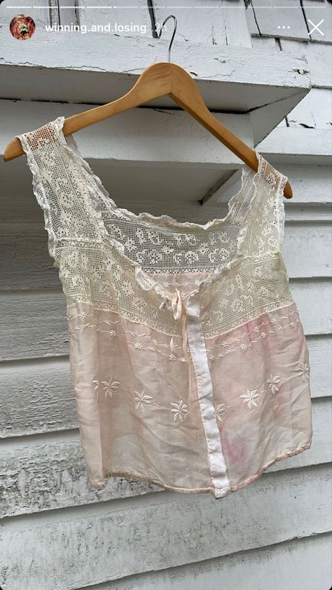 Vintage White Lace Trim Summer Tops, Vintage Delicate Lace Top, Vintage Lace Top In Vintage White, Vintage White Cotton Lace Top, Shabby Chic Outfits, Spring Coquette Lace Top, Shabby Chic Clothes, Linens And Lace, Vintage Textiles