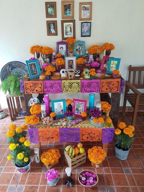 Day Of The Dead Table Setting, Diy Day Of The Dead Decorations, Offrenda Table Ideas, Offrenda Table Ideas Diy, Day Of The Dead Altar Ideas, Diy Ofrenda Alter, Day Of The Dead Ofrenda, Dia De Los Muertos Crafts Ideas, Diy Day Of The Dead