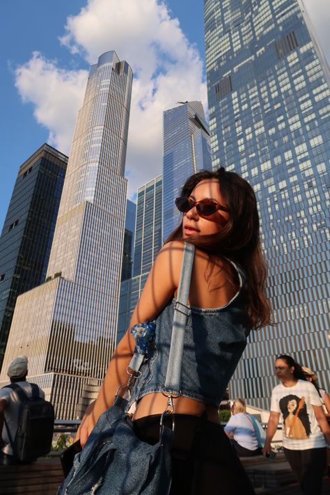 Posing In Front Of Buildings, New York Instagram Pictures Aesthetic, Creative City Photoshoot, Poses For Pictures Instagram New York, City Aesthetic Poses, Cute City Poses, Tourist Picture Poses, Nyc Photo Inspiration, New York Street Photoshoot