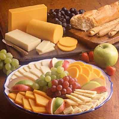 Fruit is a great complement to the varieties of cheese on this platter. Party Food Easy Appetizers, City Bakery, Cheese Fruit Platters, Simple Snacks, Fruit Appetizers, Cheese And Crackers, Recipes Learn, Vegetable Tray, Appetizer Platters