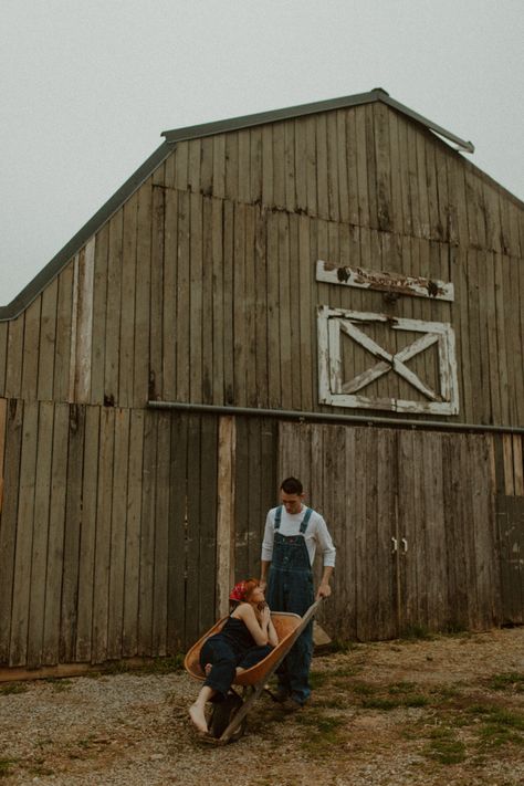 Couple Farmer Costume, Lifestyle Farm Photoshoot, Vintage Farm Photoshoot, Couple Farm Photoshoot, Farm Couple Pictures, Barn Photoshoot Ideas, Farm Photoshoot Ideas, Farming Couple, Farmer Couple