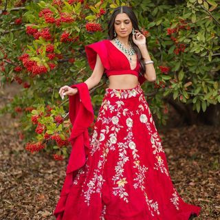 Lengha For Bride, Dupatta Cape, Frill Dupatta, Velvet Lengha, Modern Lehenga, Indo Western Lehenga, Western Lehenga, Hot Pink Skirt, Marriage Reception