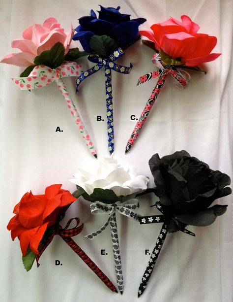 Ribbon wrapped pens, make with a black rose for decoration and then favors. Pen Gift Wrapping Ideas, Pen Decorating Ideas, Pen Decoration Ideas, Diy Flower Pens, Pen Decoration, Pioneer School Gifts, Pen Toppers, Pen Craft, Convention Gifts