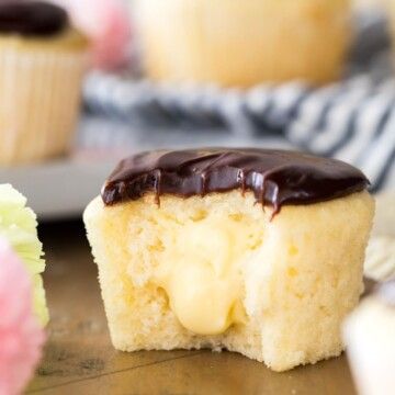 Boston Cream Cupcakes - Sugar Spun Run Boston Cream Cupcakes Recipe, Boston Cream Pie Recipe, Boston Cream Cupcakes, Boston Cream Pie Cupcakes, Boston Cream Donut, Sugar Spun Run, Pastry Cream Recipe, Ganache Frosting, Cream Cupcakes