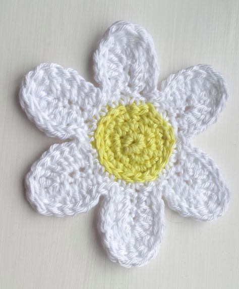 Six Petal Crochet Daisy find pattern along with the eight petal and 10 petal daisy on my BlogSpot follow all my free patterns on www.facebook.com/CraigLoves2Crochet and my craigloves2crochet.blogspot.co.uk Petal Crochet, Learning Crochet, Baby Booties Knitting Pattern, Boheme Chic, Heart Template, Crochet Daisy, Rainbow Crafts, Petal Flower, Felt Heart