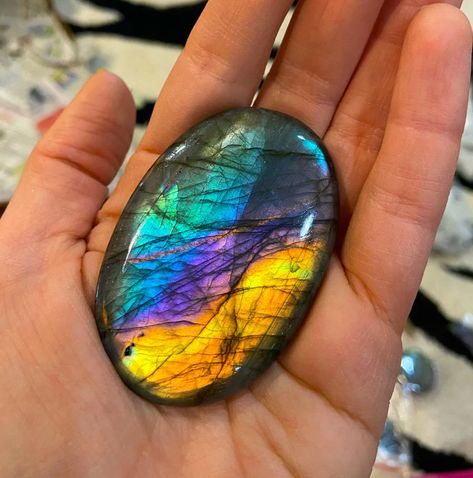 My new Labradorite Palm Stone with no filter 😱 : Crystals Bismuth Crystal, Crystal Aesthetic, Pretty Rocks, Purple Labradorite, Minerals And Gemstones, Rocks And Gems, Palm Stone, Labradorite Stone, Gems And Minerals