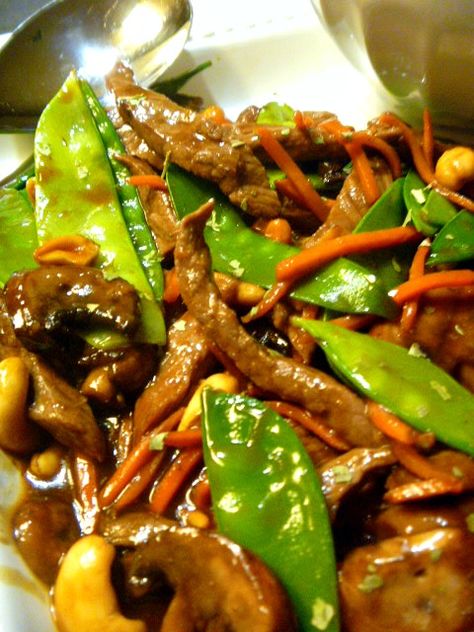 30 minutes to dinner with this Spicy Beef, Snow Peas, Mushrooms, and Carrot Stir Fry - A One Skillet Meal - Slice of Southern Chicken And Snow Pea Stir Fry, Carrot Stir Fry, Snow Peas Recipe, Beef Stir Fry Recipes, Asian Stir Fry, Asian Beef, Mapo Tofu, One Skillet, Easy Chinese Recipes