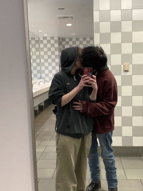 Cute Emo Couples, Emo Couples, Grunge Couple, Cute Emo, Cute Relationship Photos, Love My Boyfriend, Cute Relationship Goals, Gay Love, Couple Aesthetic