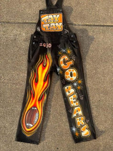 Painted Pants School Spirit, Spirit Jeans, Painted Overalls, Spirit Gear, Homecoming Mums Diy, Homecoming Ideas, College Hoodies, Homecoming Mums, Pants Design