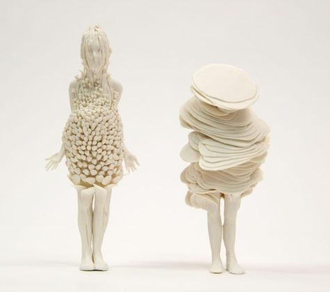 Anonymous Figures Struggle Against Nature in Porcelain Sculptures by Claudia Fontes | Colossal Sculpture Textile, Textile Sculpture, Colossal Art, Organic Forms, Small Sculptures, Sculpture Installation, Figurative Sculpture, Paper Sculpture, Abstract Sculpture